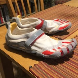 Vibrant five fingers men’s shoes